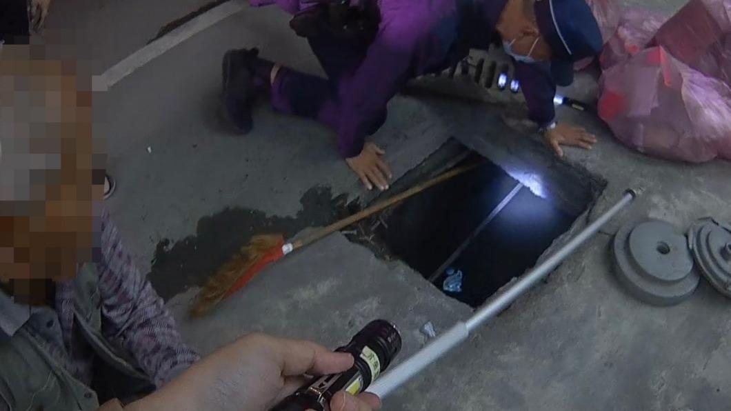 3千塊掉到1公尺水溝!八旬阿伯慌了 2員警撈臭水尋回