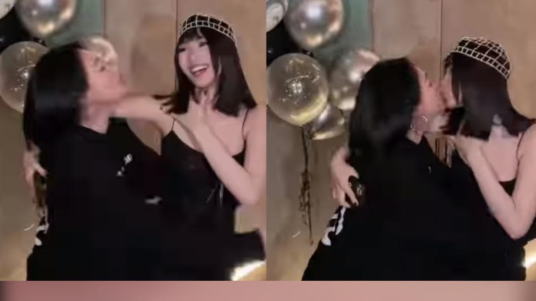 小S（左）獻吻祝福Elly 18歲。（圖／翻攝自小S IG）