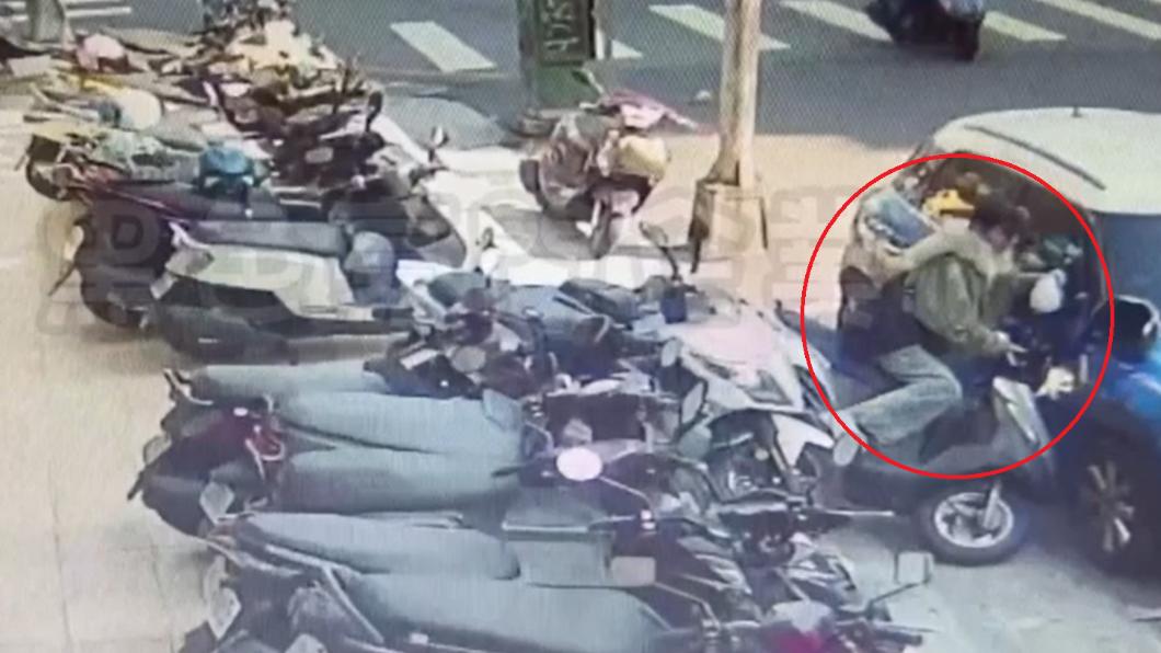 女騎士暴衝撞倒機車還「刮中」歐洲車 熱心男幫扶引網議:沒先拍照