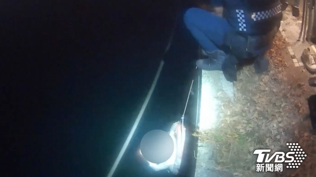 女友因力量不足，無法將男友拉起於是趕緊報警求援。（圖／TVBS）