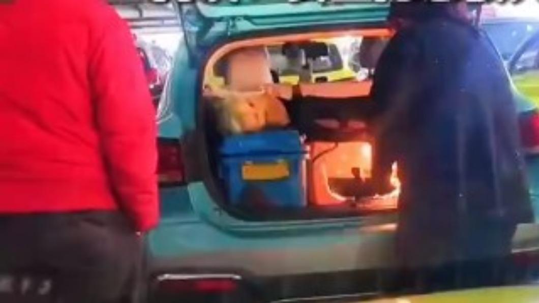 女司機將計程車後車廂打開後,竟然生起明火炒菜。(圖/翻攝自星視頻)