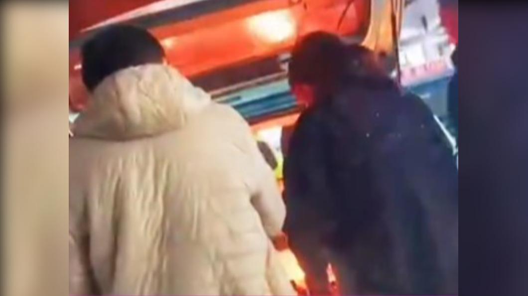 女司機周圍的人似乎見怪不怪。(圖/翻攝自星視頻)