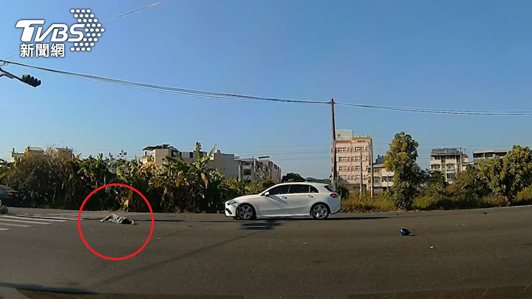 陳男發生碰撞後噴飛倒地。(圖/TVBS)