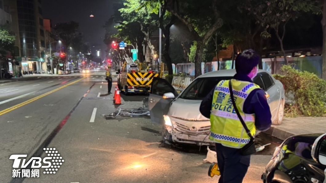 轎車深夜失控撞毀變電箱害附近停電 高雄男稱「我看到東西」