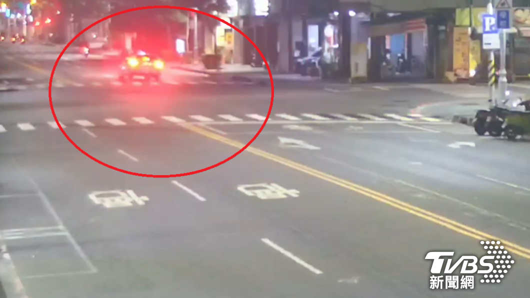 吳男車輛突然失控衝向對向人行道的變電箱,造成當地局部地區停電。(圖/TVBS)