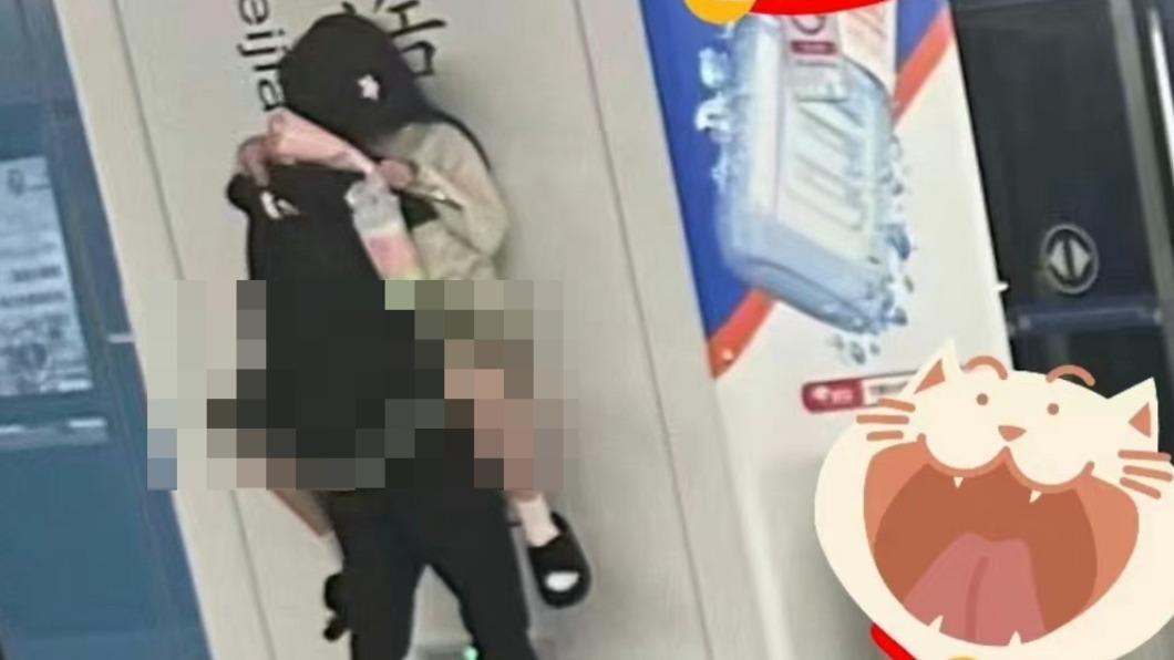 月台驚見活春宮!短裙妹遭壓「來一發」 火辣照瘋傳陸網