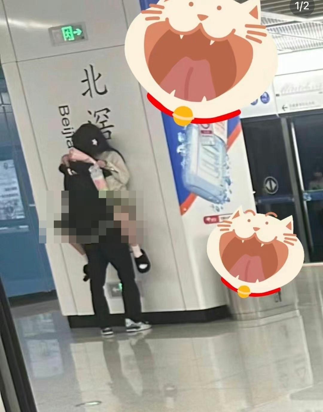 女子被壓在牆上。(圖/翻攝自微博)