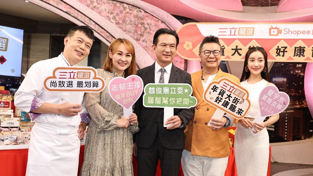台南立委林俊憲(中)和沈玉琳(右二)、夏宇禾(右)、王志郁(左二)、邱寶郎一同直播。(圖/張哲鳴攝)