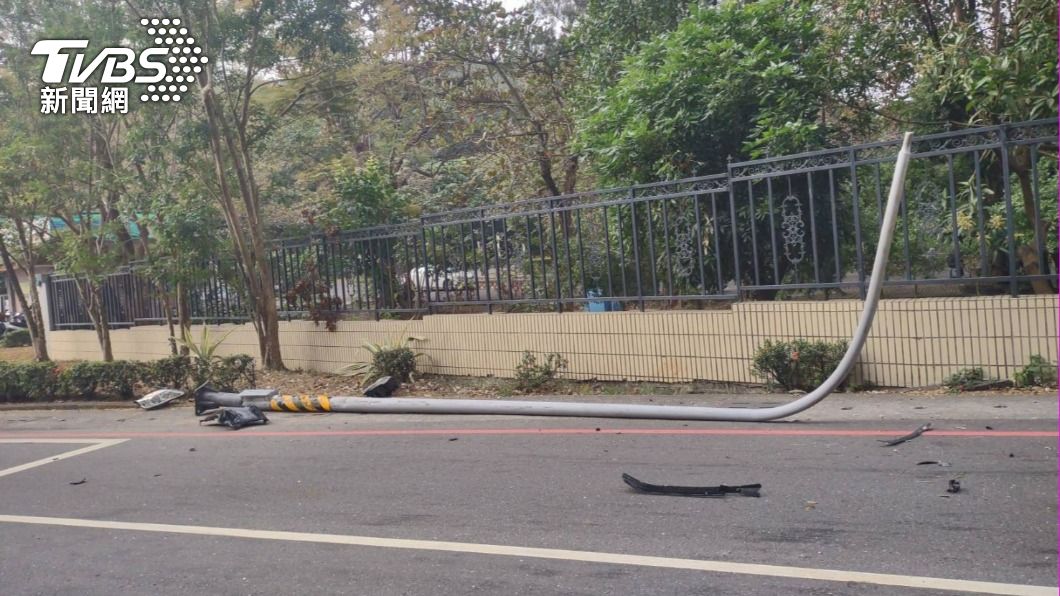 怎麼開的?高雄男馬路大迴轉 下秒路燈遭撞「連根拔起」倒地
