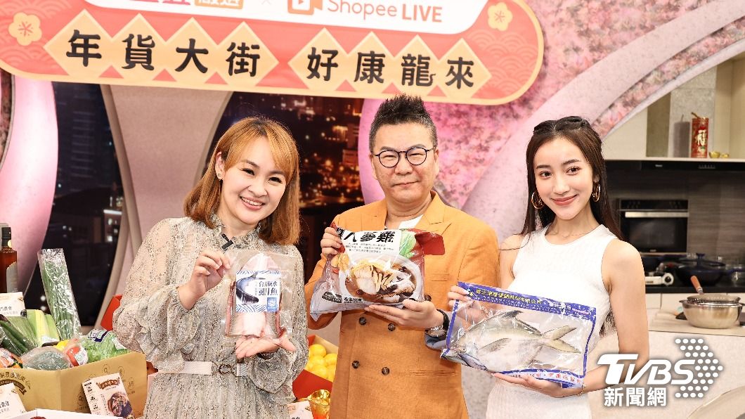 沈玉琳(中)、王志郁(左)、夏宇禾直播帶貨。(圖/張哲鳴攝)