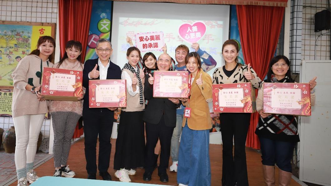 安美諾企業號召蘇晏霈、高欣欣、兵家綺、梁佑南、洪毛、方琦等人到校園陪伴孩童。(圖/民視提供)
