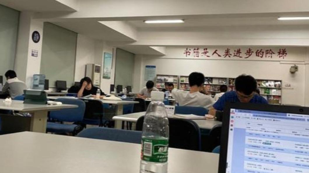 每天「假裝上班」躲圖書館 陸失業族揭慘況:何時才能游上岸?