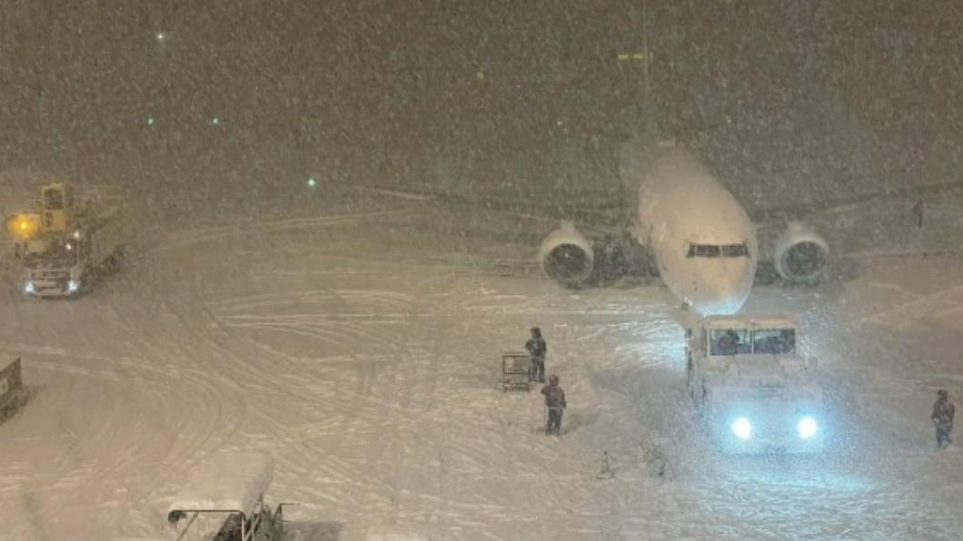 原定下午2時飛往首爾的大韓航空班機因大雪延誤。(圖/翻攝自X)