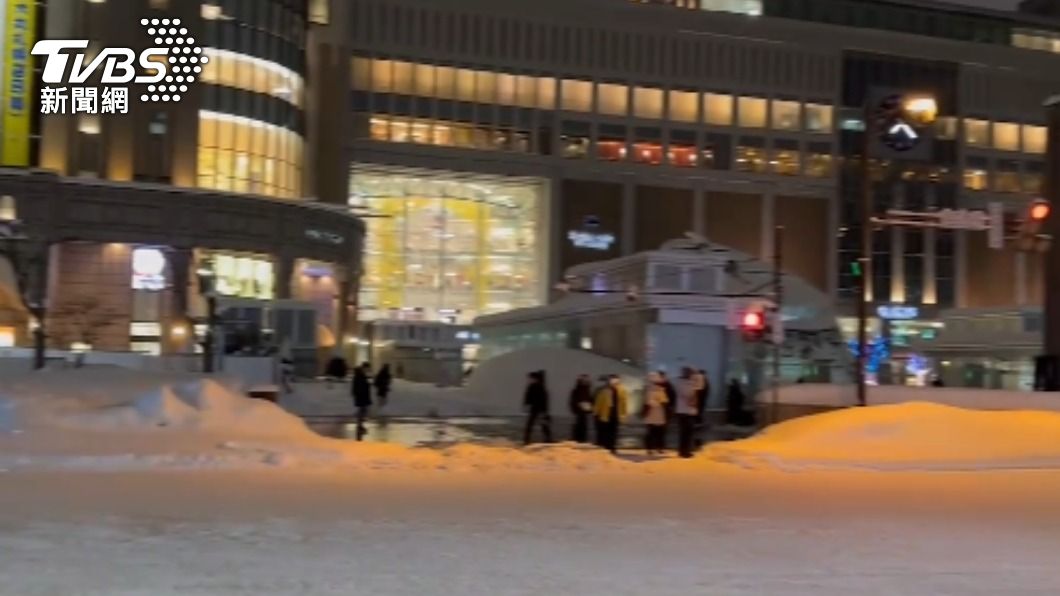 日本北海道受到最強冷團襲擊，各地降下強烈的風雪。（圖／讀者提供）