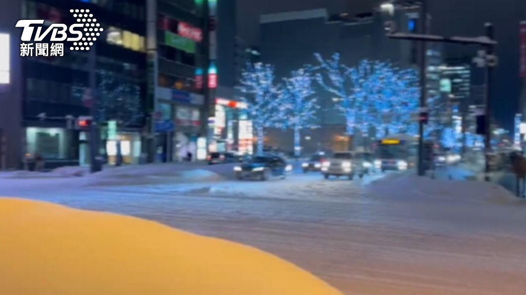 大雪也造成交通中斷，市區電車班距拉長，城際列車停駛逾200班次。（圖／讀者提供）