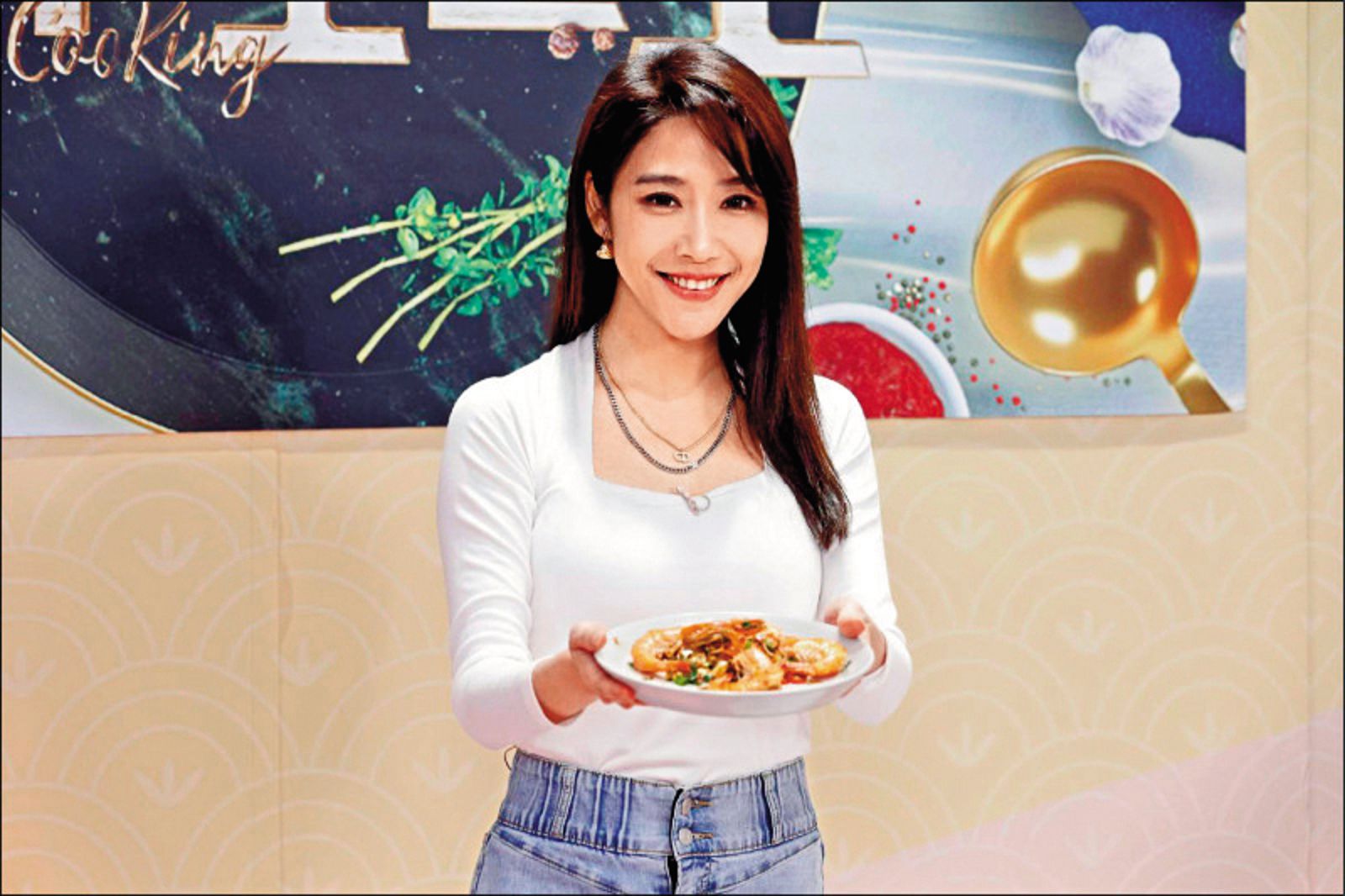 依依離婚後勤跑通告,還上料理節目做菜。(圖/東森購物提供)