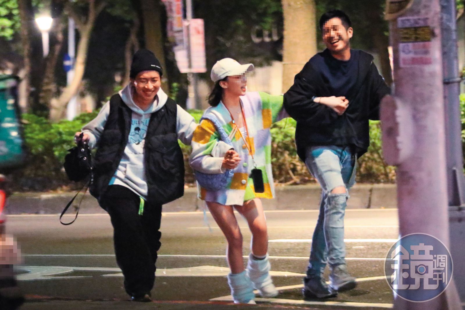 02：39，	張立東（左起）十指緊扣長髮女生，和男友人半夜在忠孝東路上嬉鬧。（圖／鏡週刊）