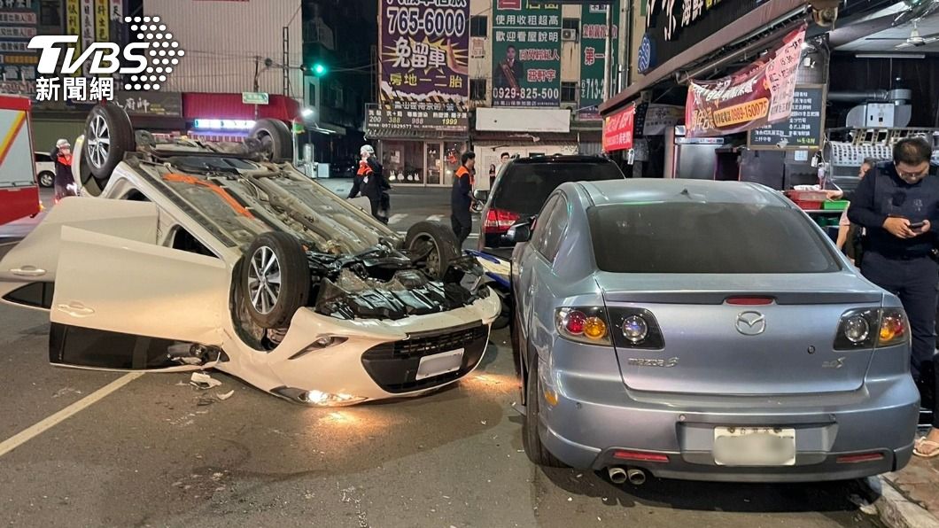 高雄女幫還出租車 疲勞駕駛不慎自撞「烏龜翻」3車衰波及