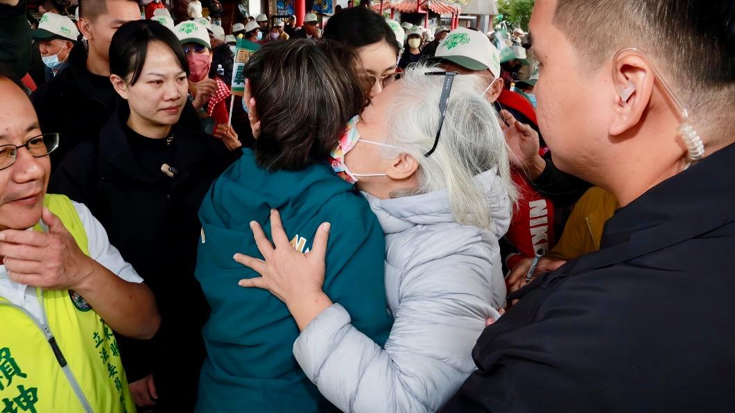 蕭美琴在競選期間,身邊都有一名女隨扈緊跟在旁。(圖/翻攝蕭美琴臉書)