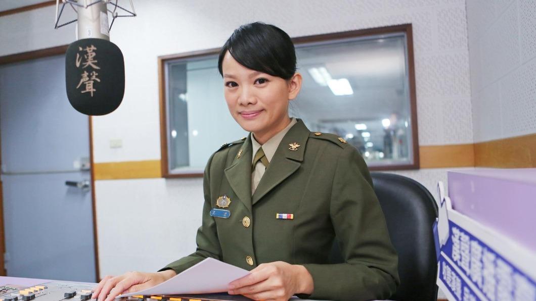 蕭美琴女隨扈成「嬌點」!曾登國軍月曆封面 還是莒光主播