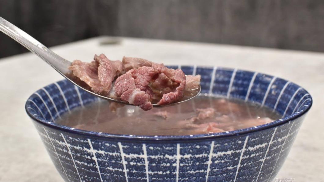 「特選牛肉湯」的湯頭帶有水果的香氣。(圖/2Y玩樂趣提供)