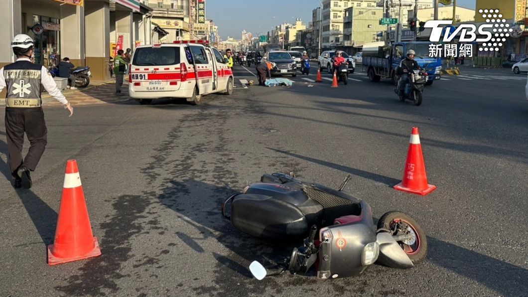 蘇姓姊妹為閃避路過車輛不慎與左後方的小貨車發生碰撞。(圖/TVBS)