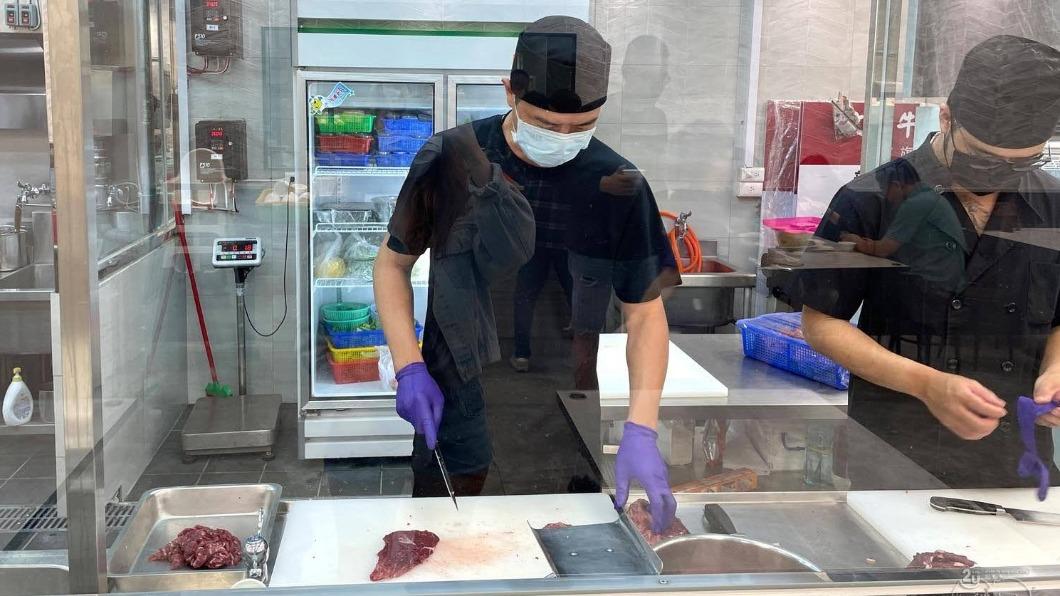 可以從櫥窗看到師傅現切牛肉。(圖/2Y玩樂趣提供)
