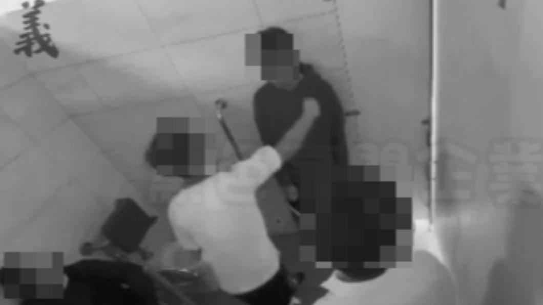 基隆某中學爆霸凌！4男廁所圍毆1人　他怒頭槌門嘶吼逃出