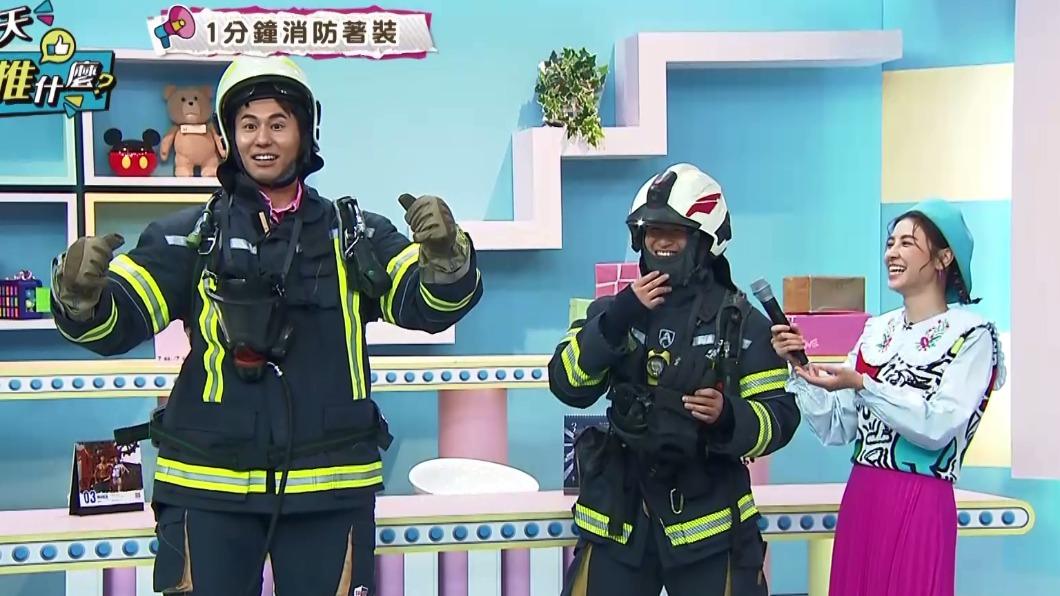 風田挑戰1分鐘內快速著裝20公消防裝備，直呼當消防員不容易。（圖／年代提供）