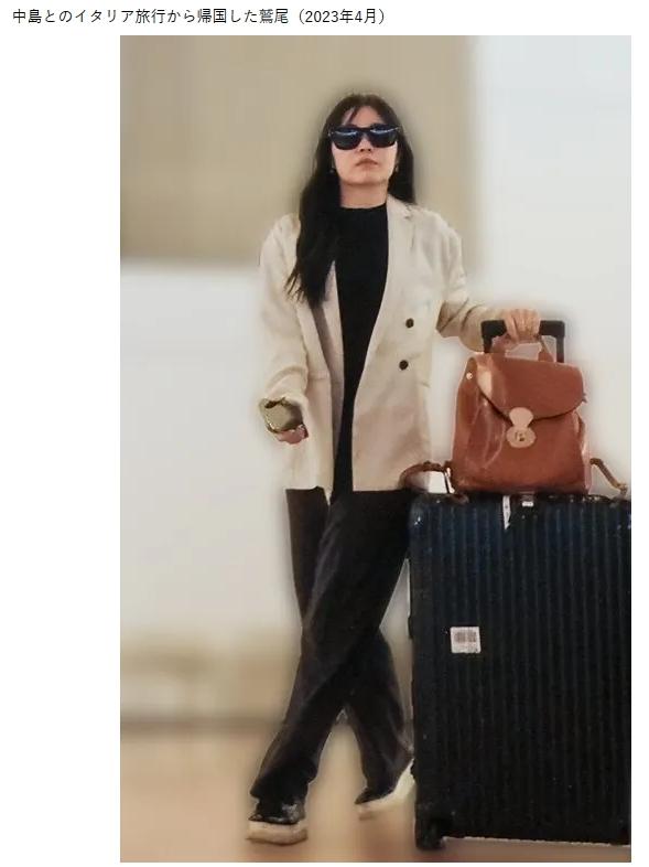 鷲尾伶菜去年4月被狗仔捕捉到從歐洲回日本的模樣。(圖/翻攝自新聞郵報7)