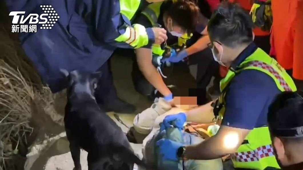 所長戴著愛犬上前救人。（圖／TVBS）