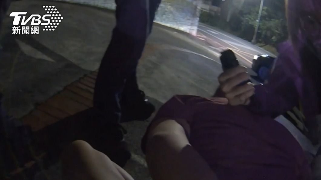 翁男被壓制逮捕。（圖／TVBS）