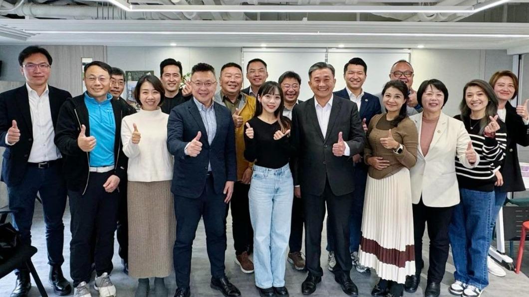 黃捷當選高雄第6選區立委後選擇加入「湧言會」。(圖/翻攝自王定宇臉書)