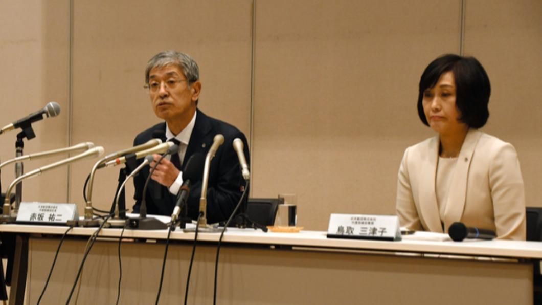 日本航空現任社長赤坂祐二(左)、客戶長鳥取三津子(右)。(圖/翻攝自@livedoornews推特)