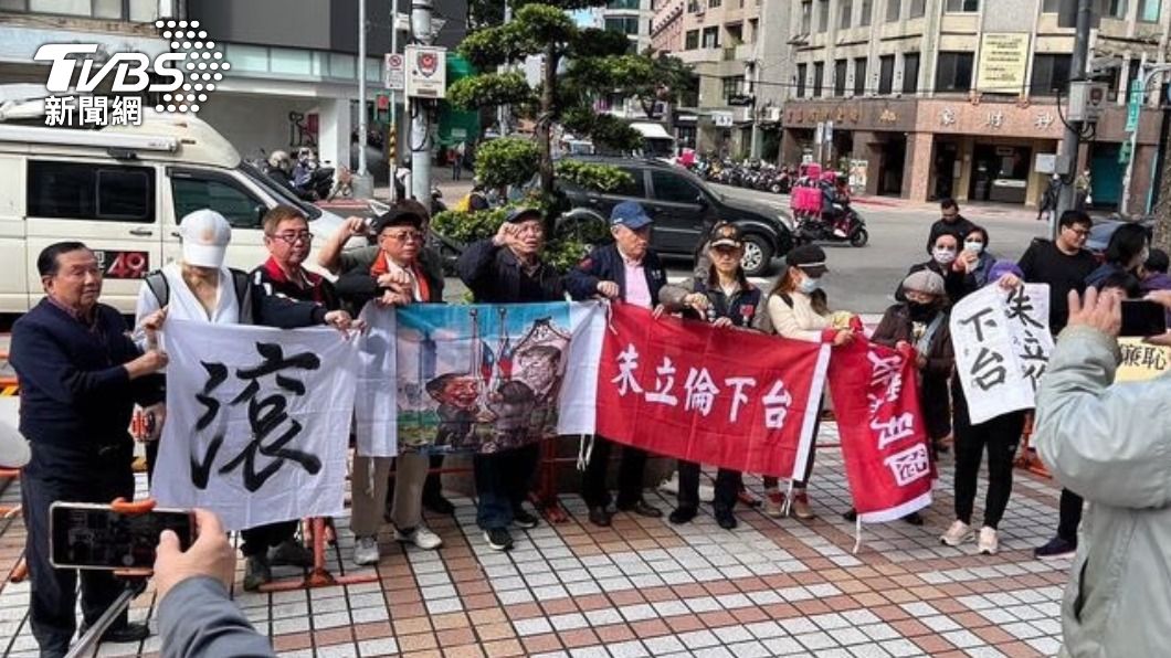 繼續當在野黨！　藍支持者集結黨中央怒轟：朱立倫下台