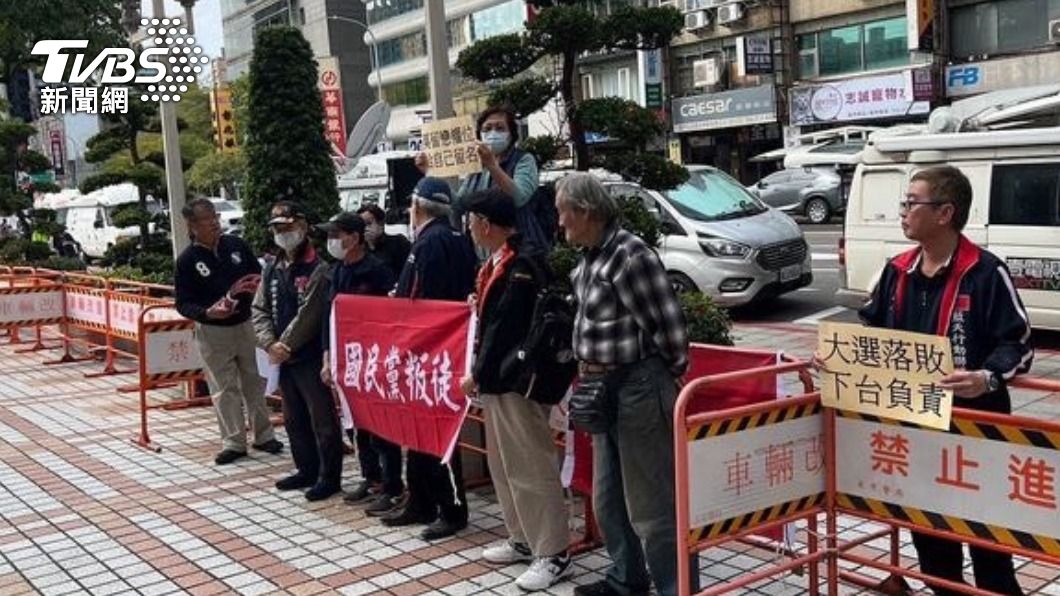 藍天行動聯盟今（17）日在黨中央舉行開記者會，要求黨主席朱立倫要下台。（圖／TVBS）