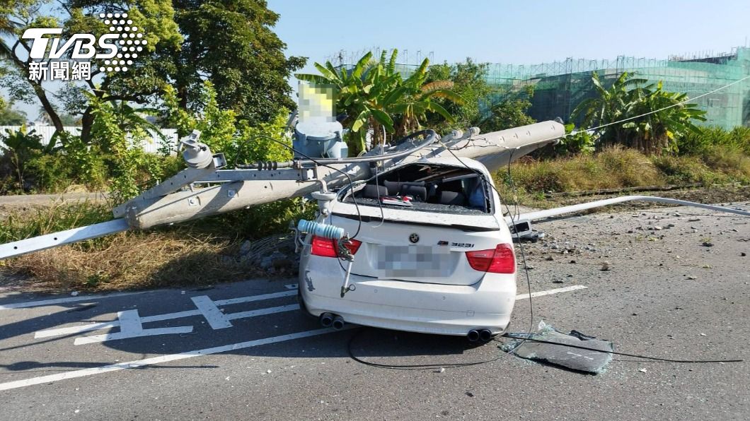 台南BMW自撞電桿 變壓器掉下「砸扁車頂」驚悚畫面曝光