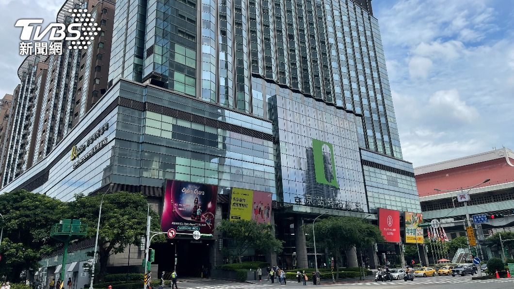 京站襲胸狼!趁妙齡女走出電梯 突伸右手抓摸性騷擾