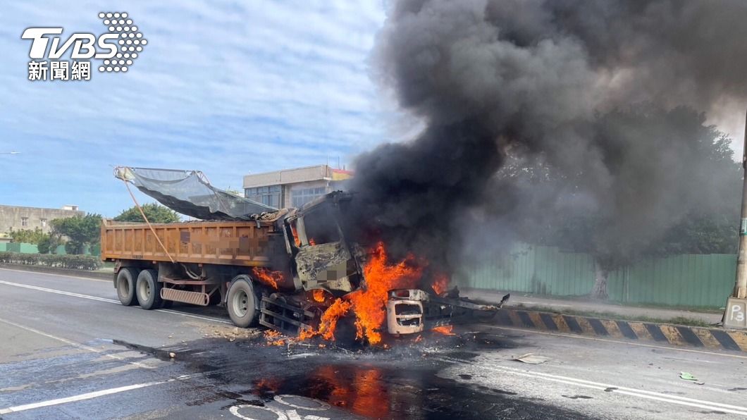 桃園2砂石車頭親屁股!剎車不及追撞 疑漏油起火冒濃煙