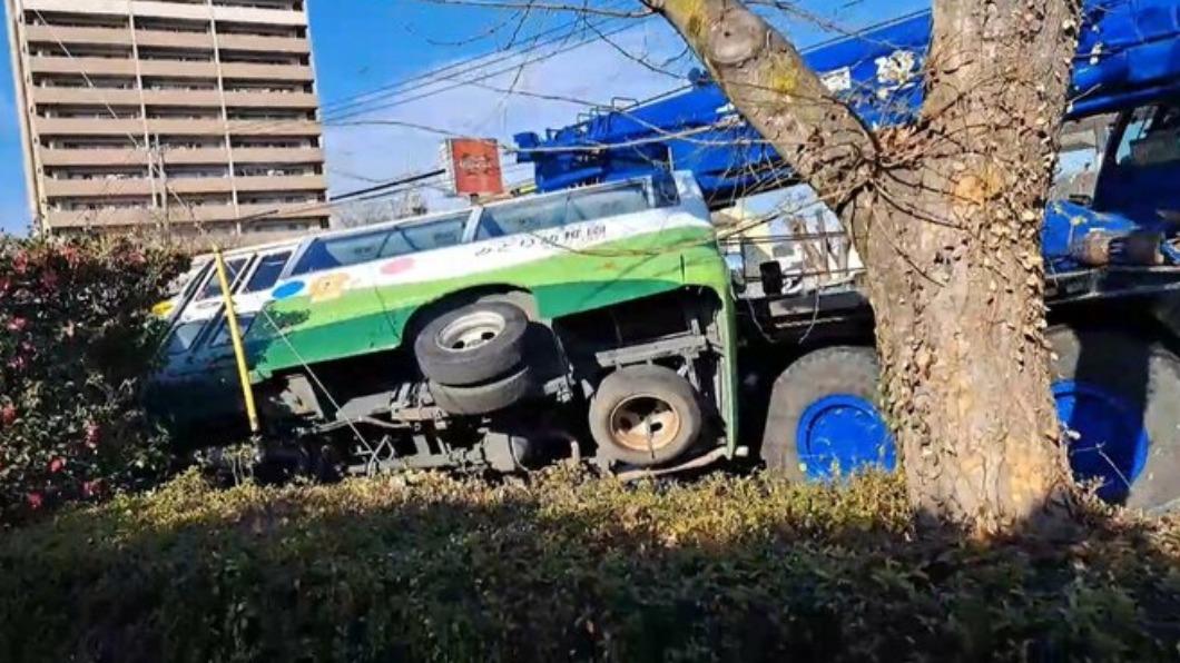 日幼稚園接駁車遭吊車追撞 車窗破裂倒路邊還撞電桿嚇壞師生