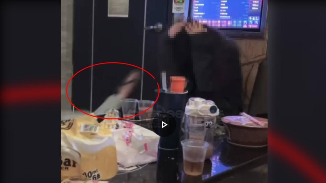 黑衣刺青女拿鐵壺砸完人後滑倒。(圖/翻攝自臉書黑豪家族)