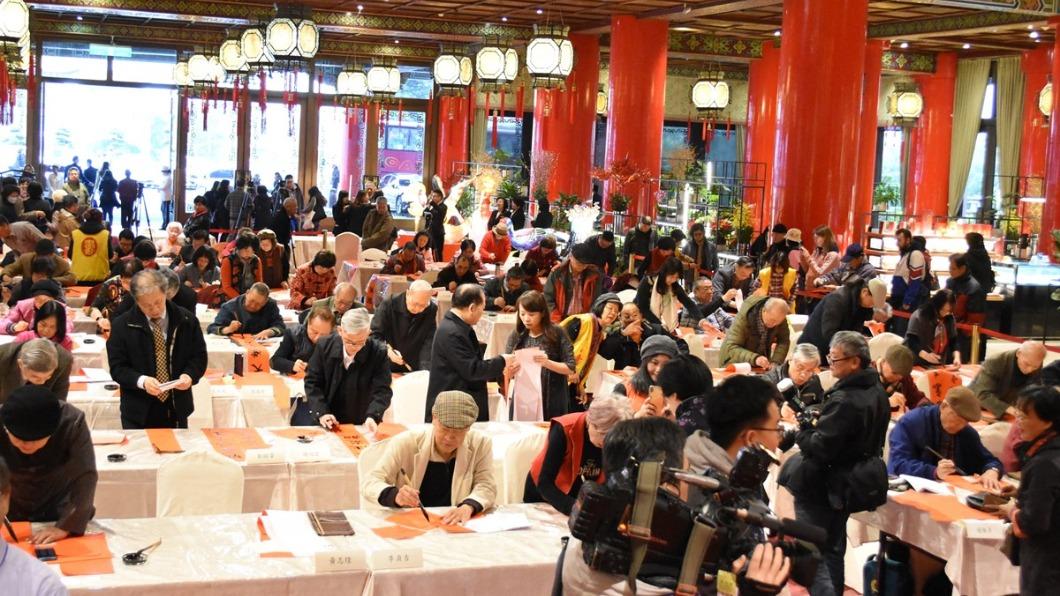 請來超過50位書法家現場揮毫。(圖/台北圓山大飯店提供)