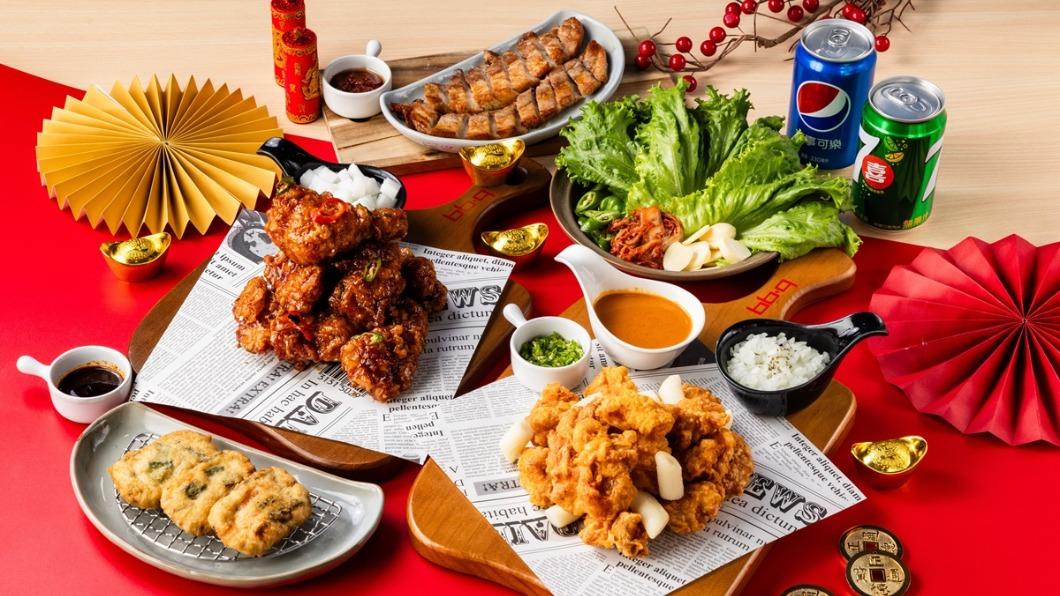 「龍來趣啃餐」內含調味炸雞1份、去骨炸雞1份、五花肉肉包起來和海鮮小煎餅、飲品。(圖/bb.q chicken提供)