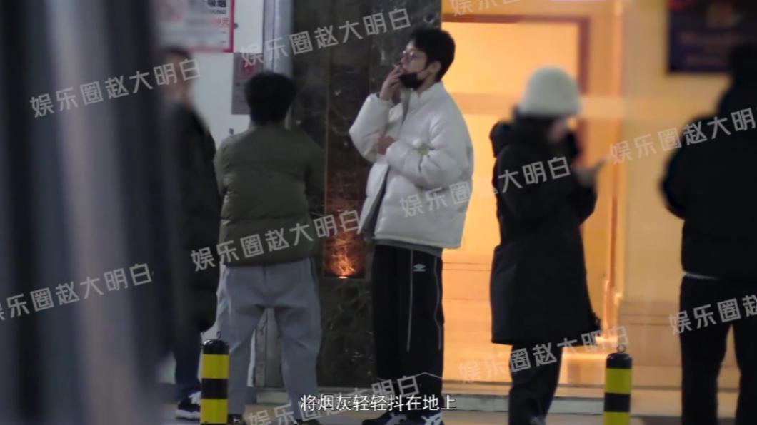 賴冠霖被拍到抽菸且亂丟菸蒂,引發網友砲轟。(圖/翻攝自娛樂圈趙大明白微博)