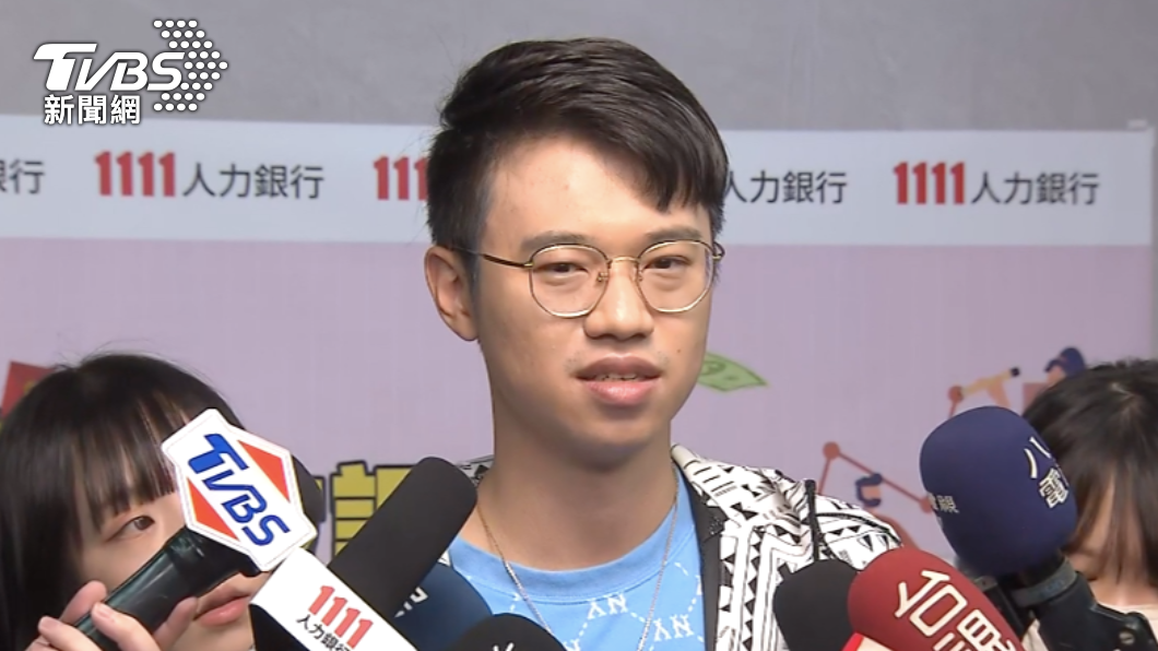 1111人力銀行找來工程師Bryan案例,分享今年年終縮水剩6個月。(圖/TVBS)