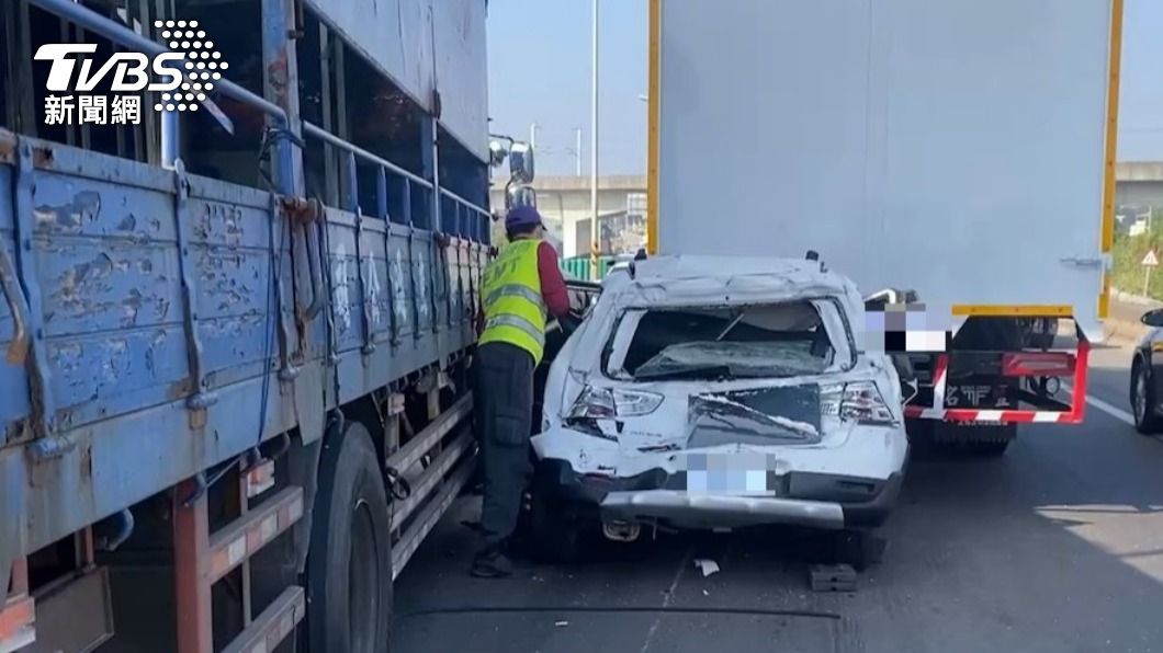 台66線驚悚車禍！轎車衝進貨車底盤、尾椎也被撞爛、婦受困