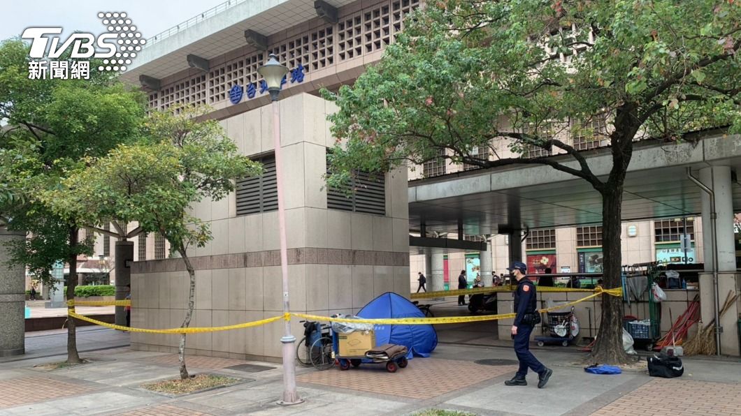 快訊／台北車站南一門外　疑街友倒臥路邊「屍僵明顯死亡」