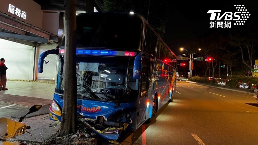 桃園遊覽車駕駛血糖太低　撞倒停紅燈3汽機車還撞路樹才停下
