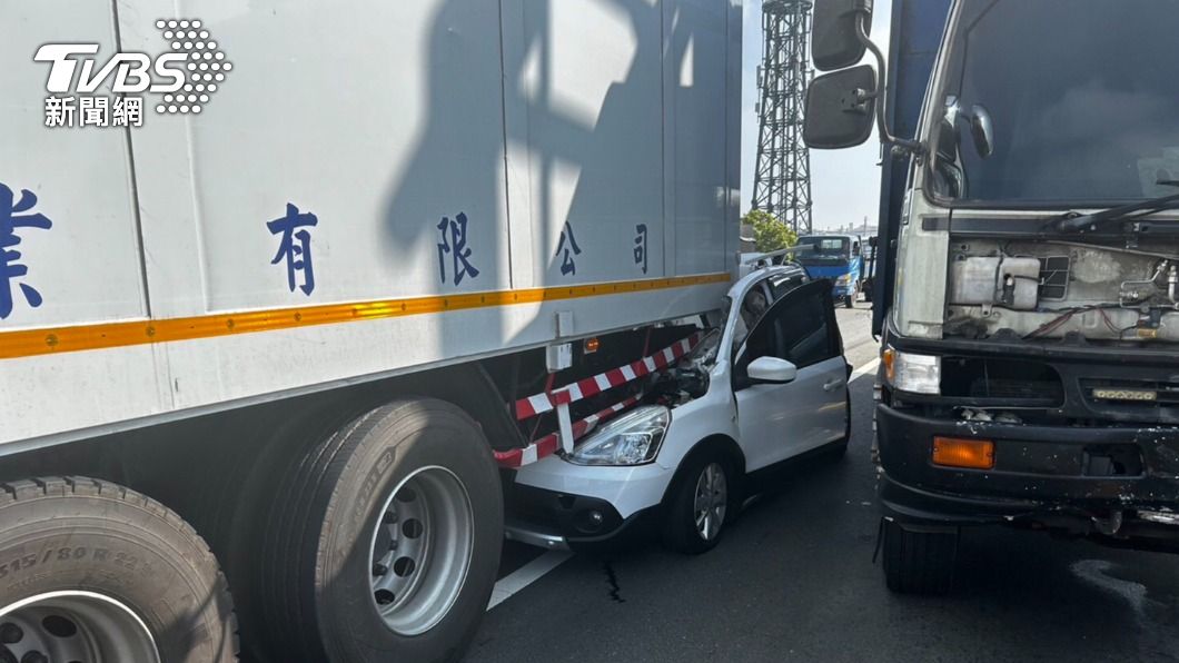 轎車車頭卡在貨車底盤。(圖/TVBS)
