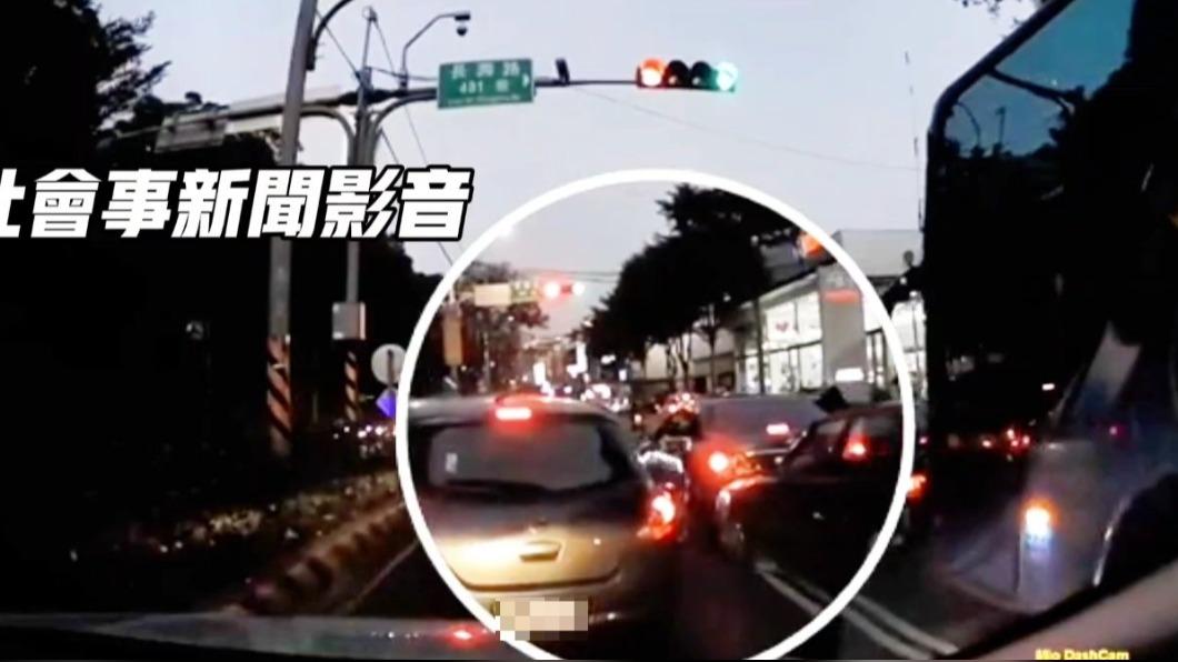 遊覽車衝撞前方的汽機車。（圖／翻攝自社會事新聞影音）